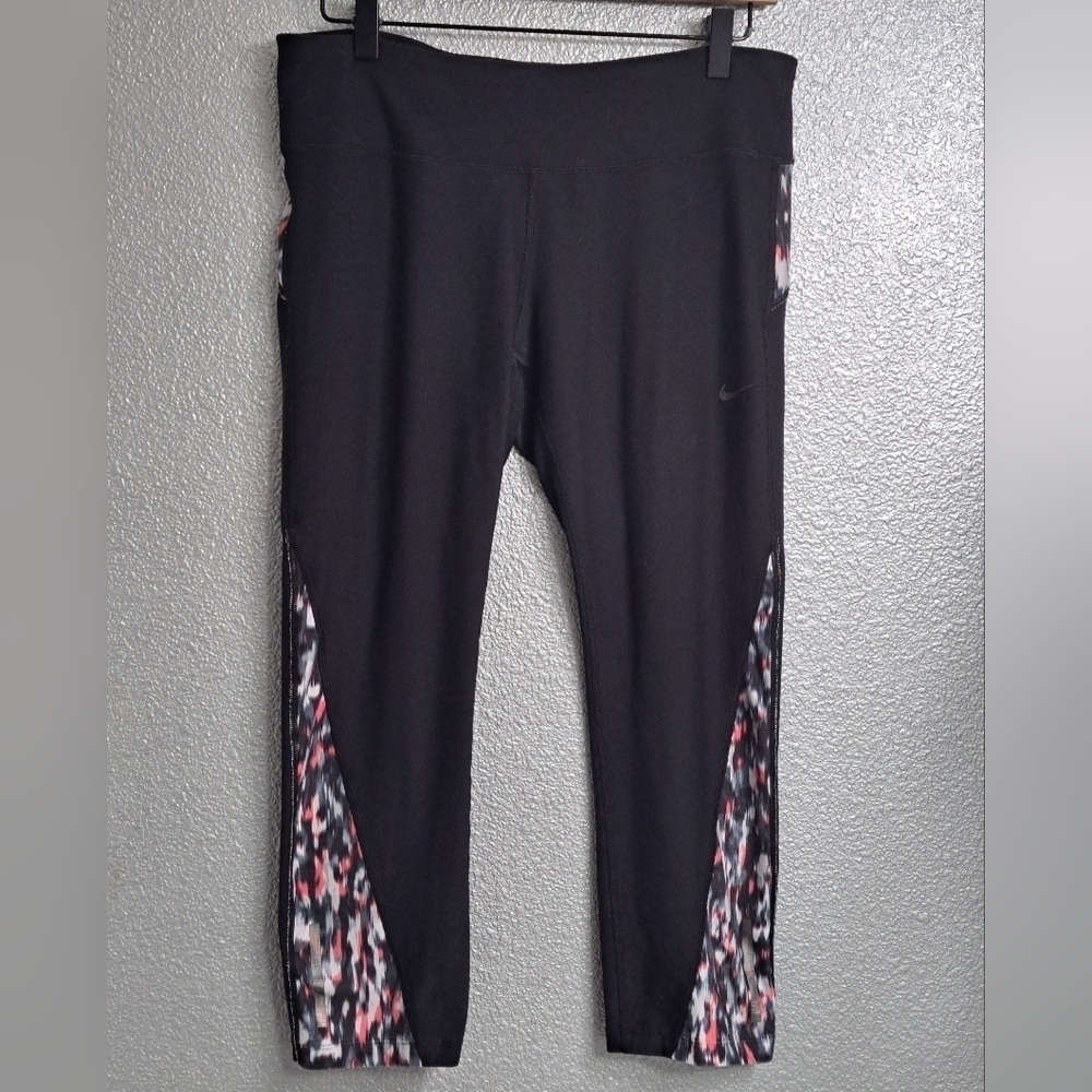 Nike Women's Cropped Yoga/Workout Pants
